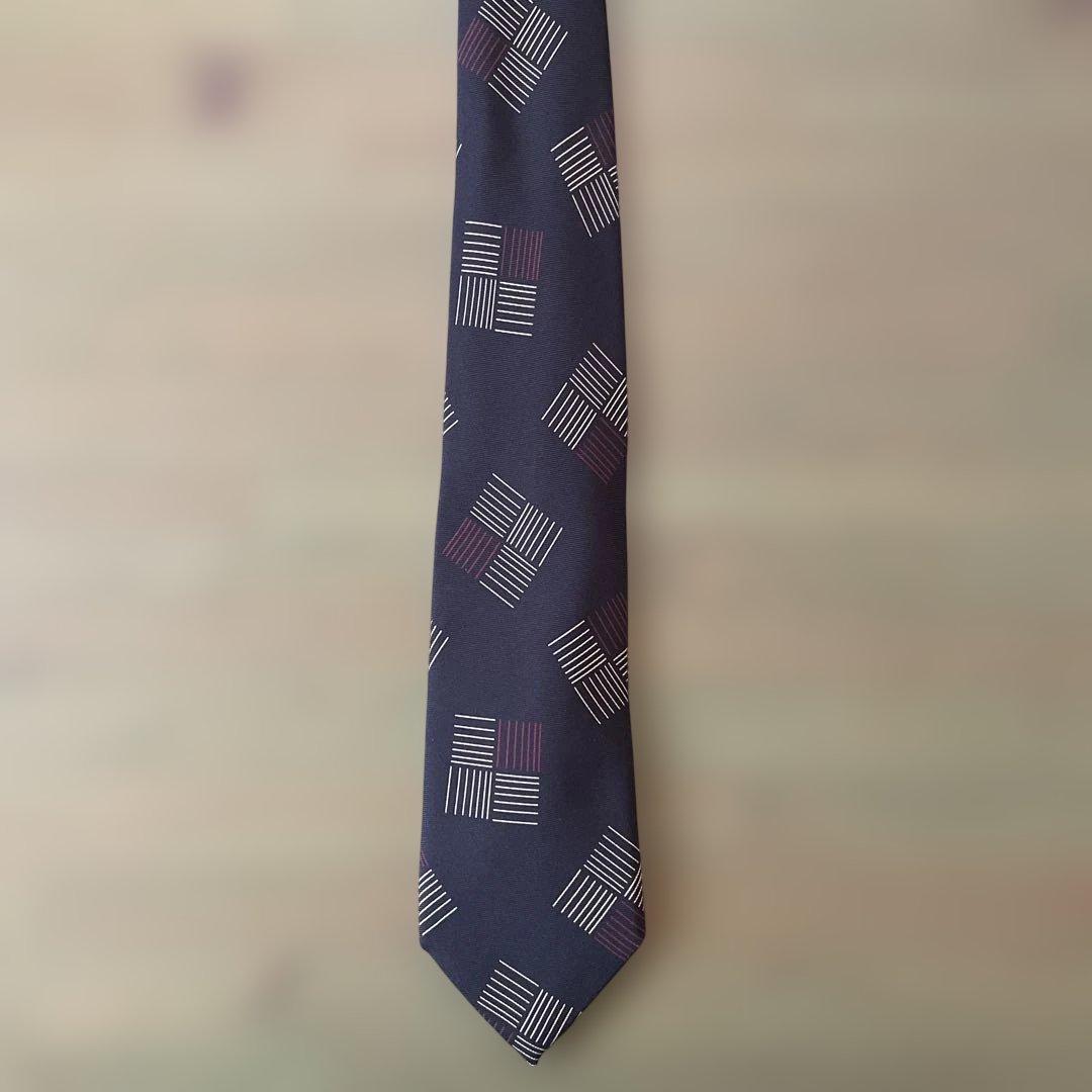 Holiday & Brown ダークグレー幾何学模様ネクタイ