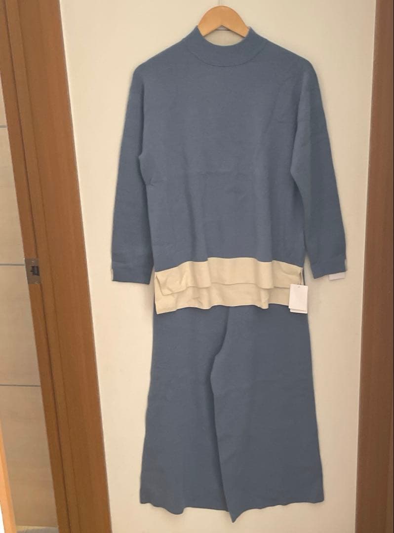 新品　DoCLASSE 総針ハイネック・パンツセットアップ ブルー　おしゃれ