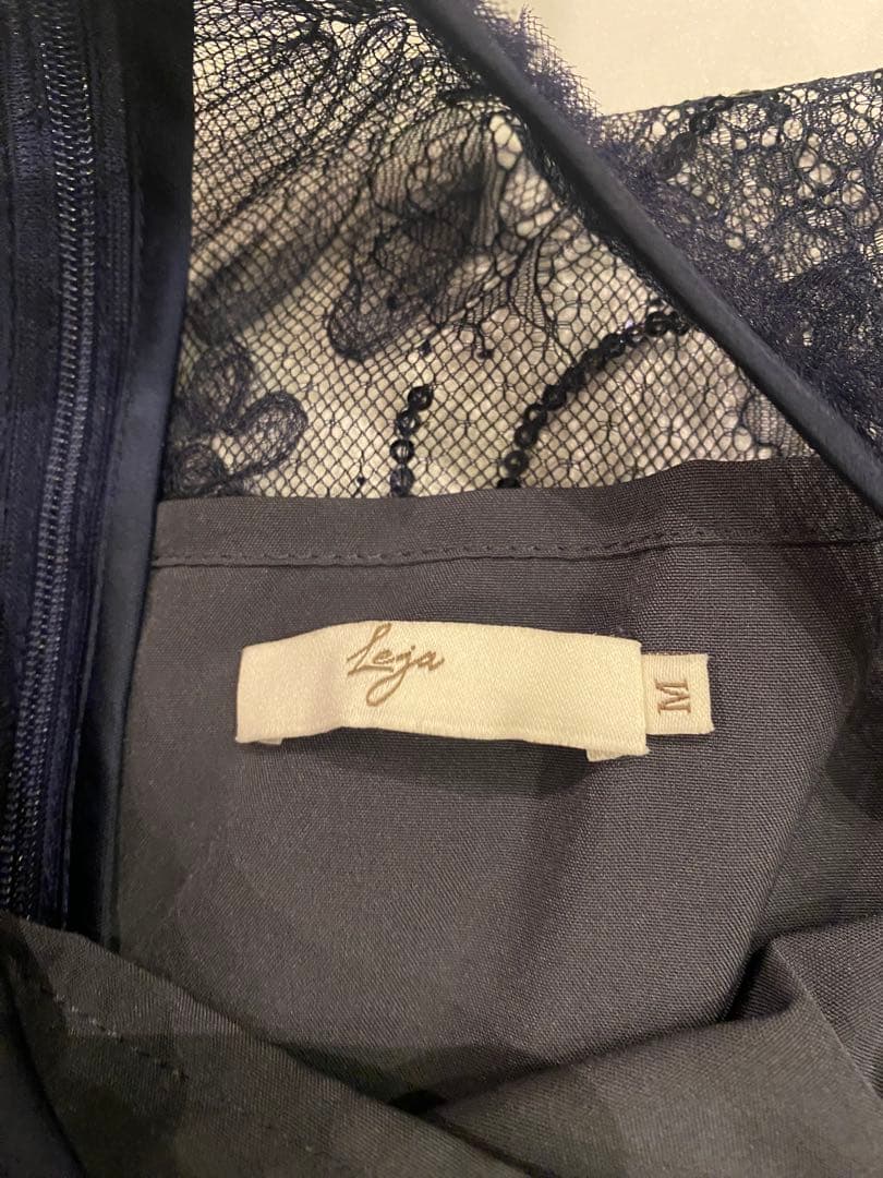 【LEJA】スパンコール刺しゅうレースフレアスリーブスリット入りワンピース