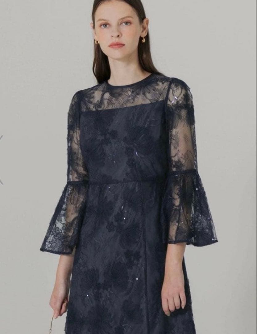 【LEJA】スパンコール刺しゅうレースフレアスリーブスリット入りワンピース