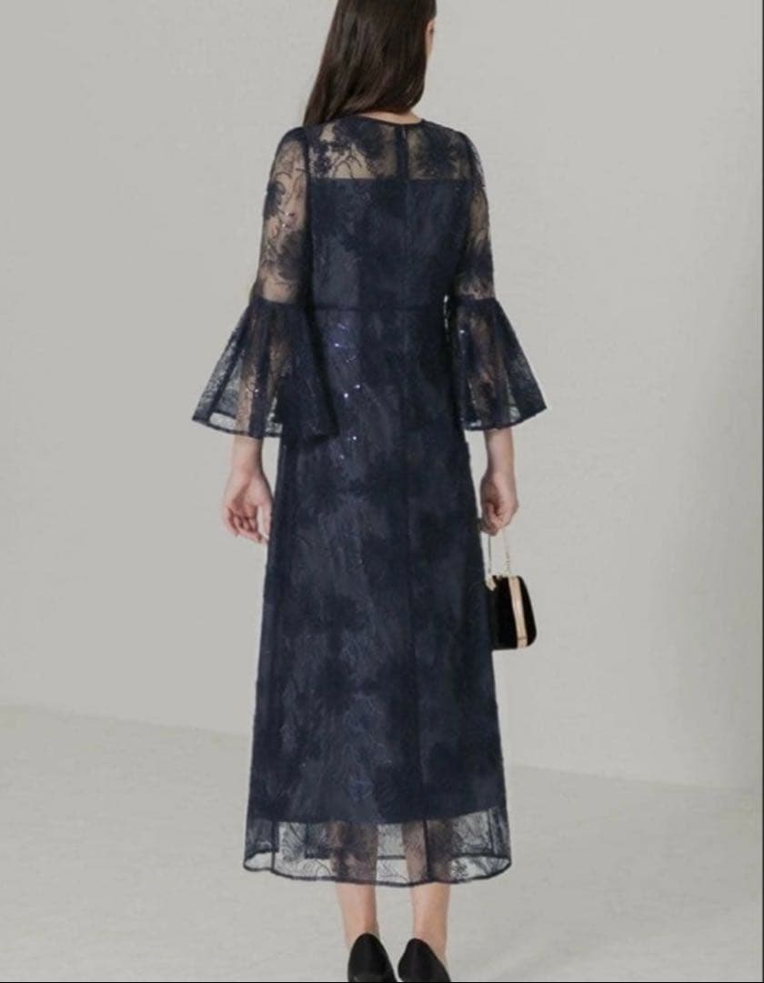 【LEJA】スパンコール刺しゅうレースフレアスリーブスリット入りワンピース