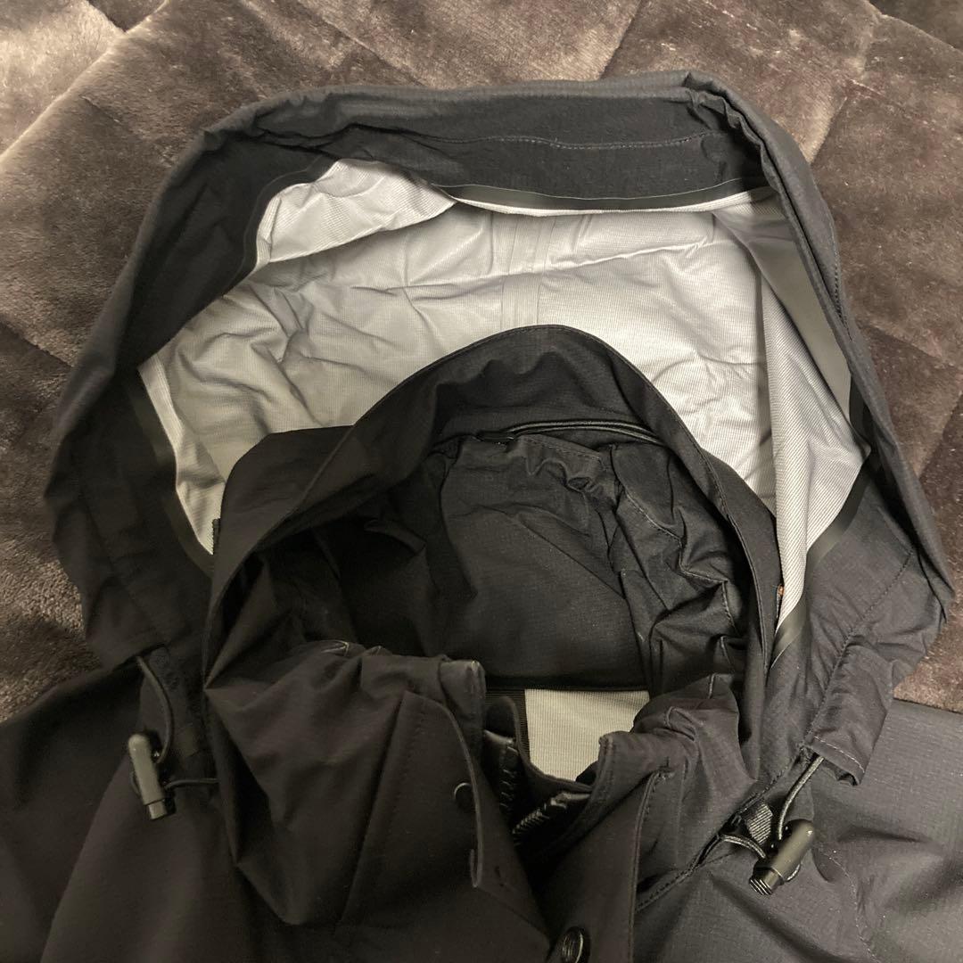 黒のオーバーサイズジャケット（ナイロン）