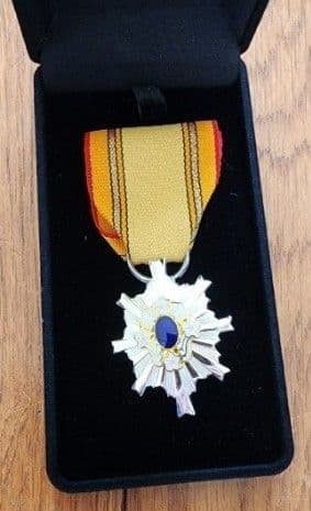 第3級防衛功労章操縦無事故、募集功績等メダルはタイタック式