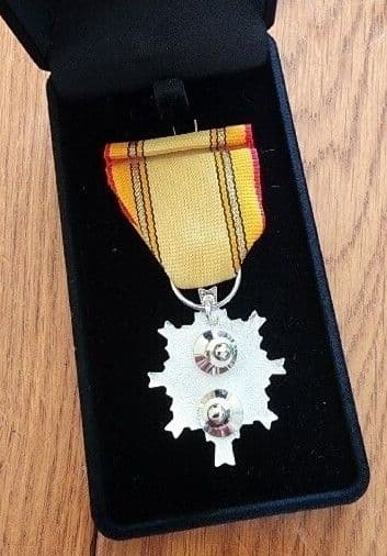 第3級防衛功労章操縦無事故、募集功績等メダルはタイタック式