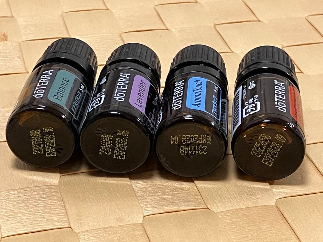 檜のアロマオイルスタンド付き！ ドテラ　アロマタッチキット