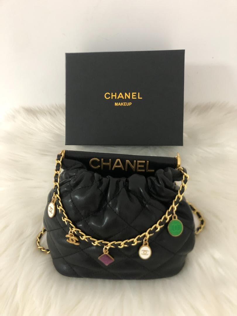 ノベルディー　ショルダーバッグ　多色ロゴ　女性　バッグ