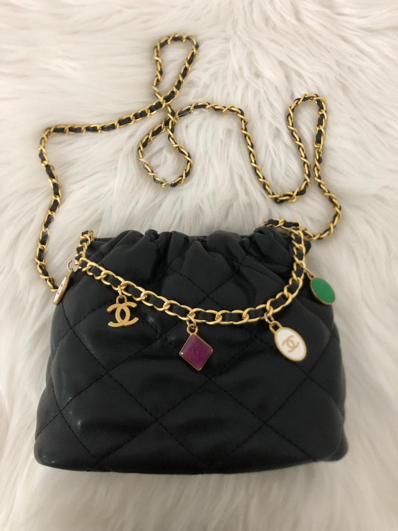 ノベルディー　ショルダーバッグ　多色ロゴ　女性　バッグ