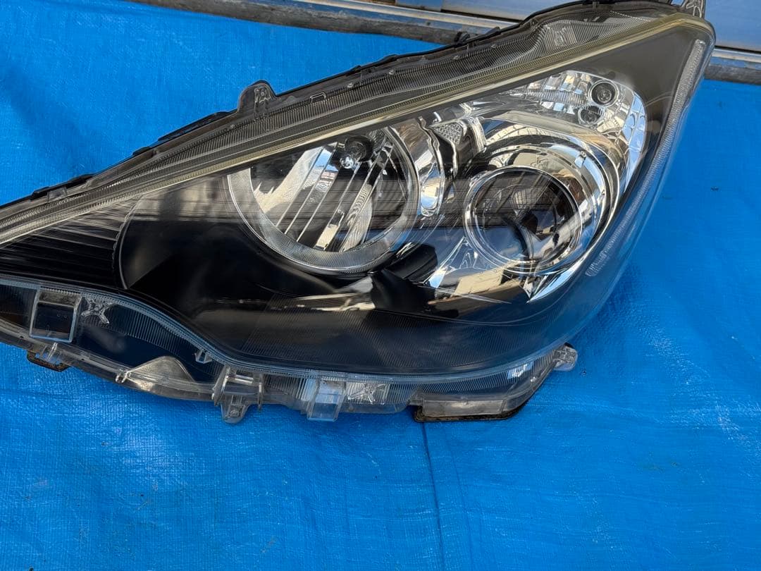 アクアNHP10のヘッドライト（左）