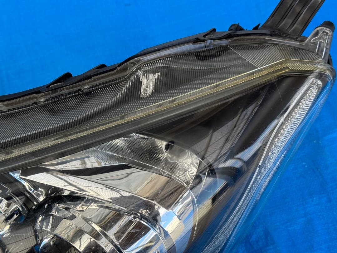 アクアNHP10のヘッドライト（左）