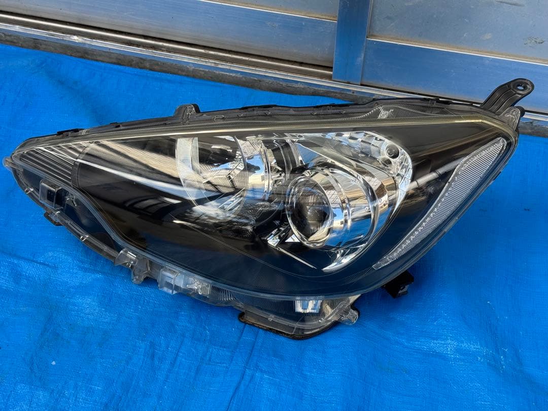 アクアNHP10のヘッドライト（左）