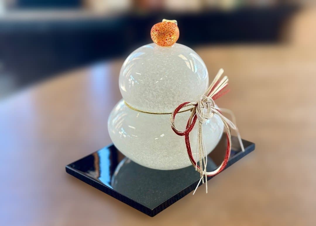 新品　鏡餅　ガラス製　かがみもち　手作り　黒台付　お正月　高さ15cm