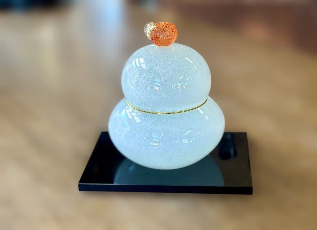 新品　鏡餅　ガラス製　かがみもち　手作り　黒台付　お正月　高さ15cm
