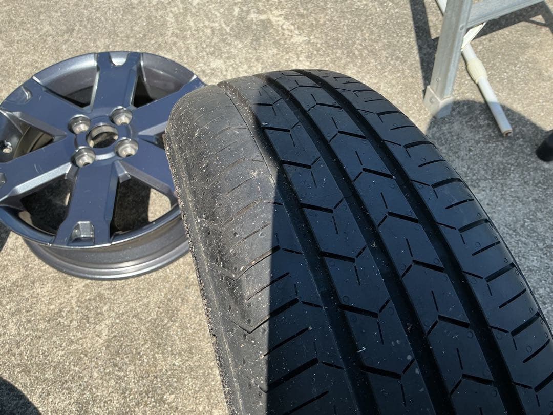 DAIHATSU タフト純正アルミホイール　タイヤ2本バリ山