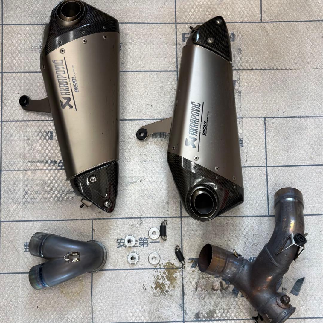 アクラポヴィッチスリップオンマフラー パニガーレ　2気筒
