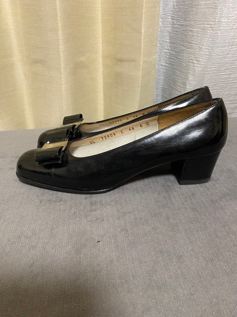 Salvatore Ferragamo ブラックリボンパンプス