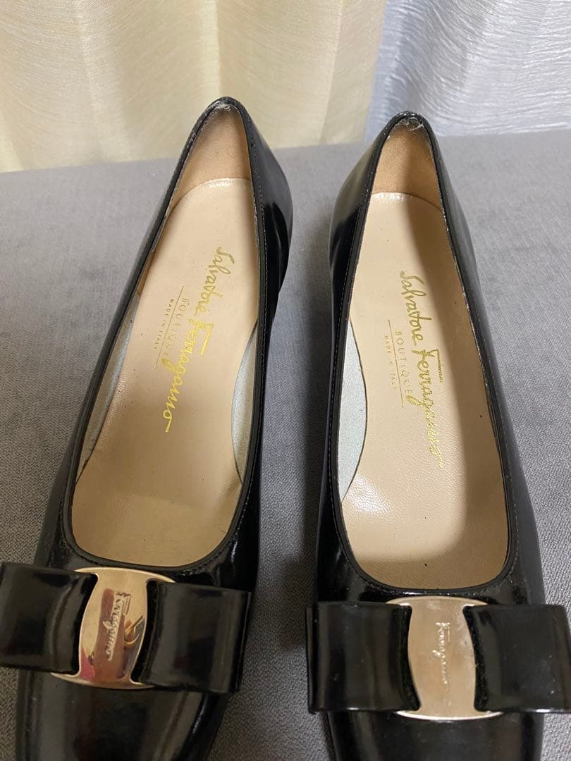 Salvatore Ferragamo ブラックリボンパンプス