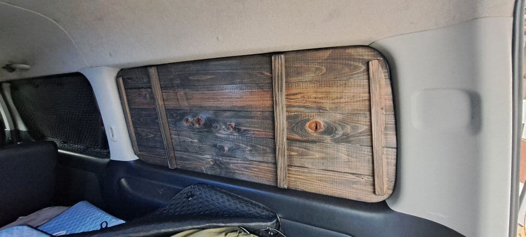 ハイエースリヤ窓パネル