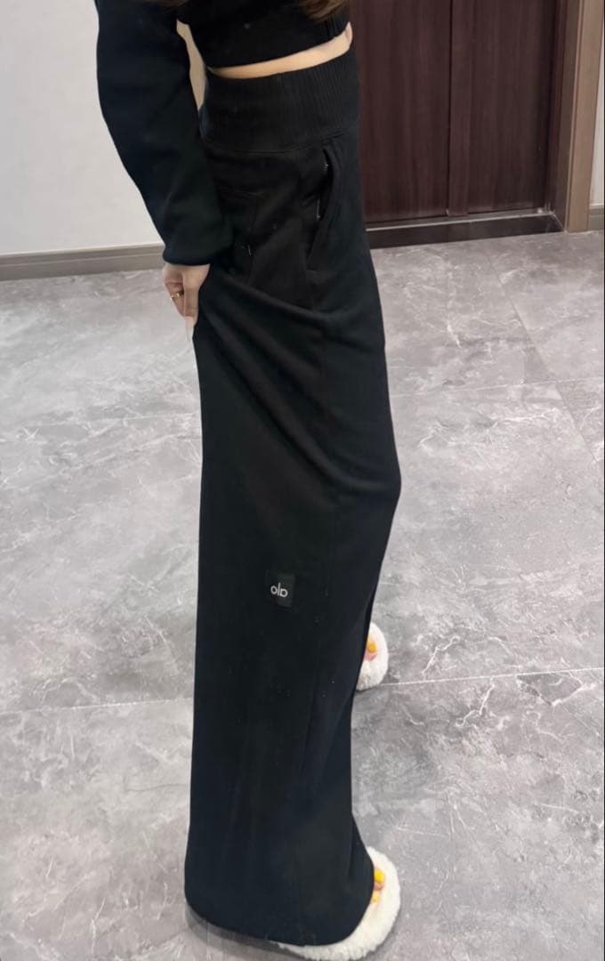 alo yoga セレニティワイドレッグスゥエットパンツ 黒