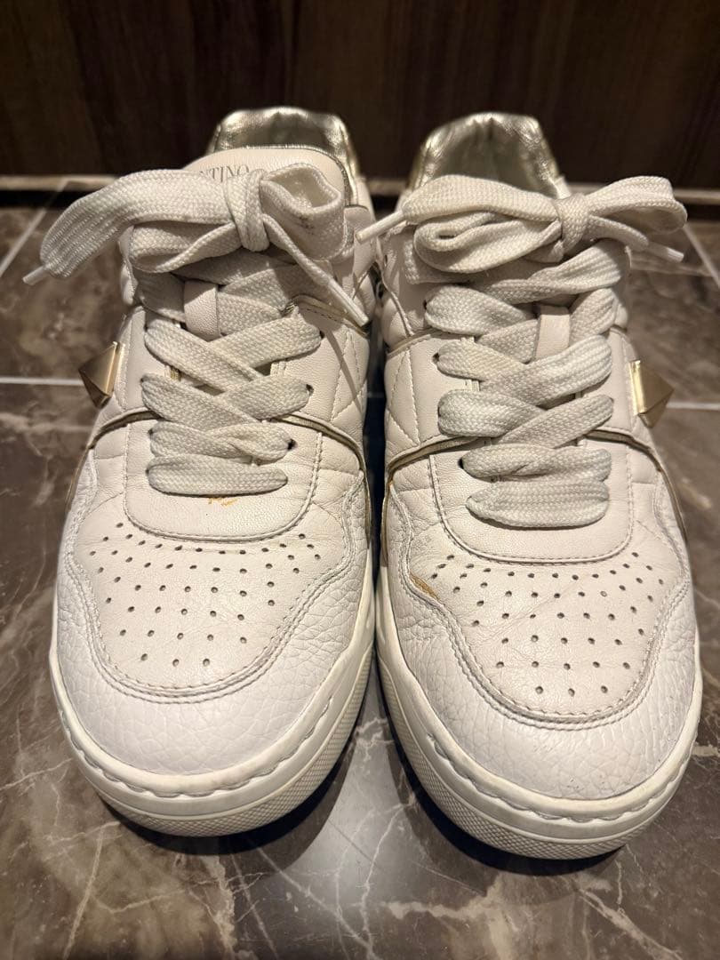 VALENTINOワンスタッズ カーフスキン ロートップスニーカーサイズ23cm