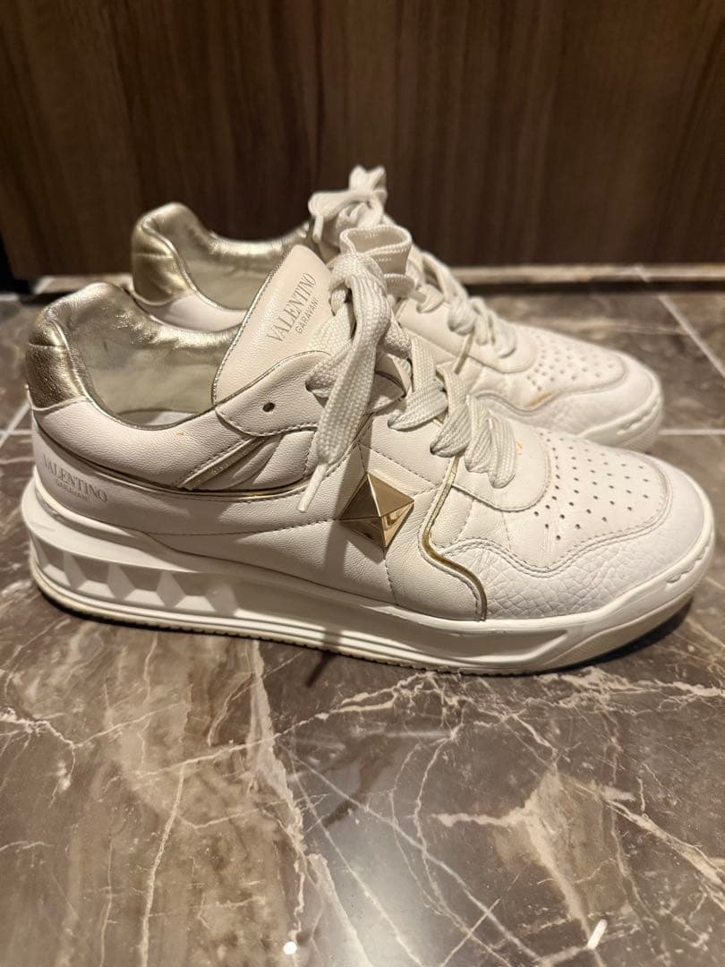 VALENTINOワンスタッズ カーフスキン ロートップスニーカーサイズ23cm