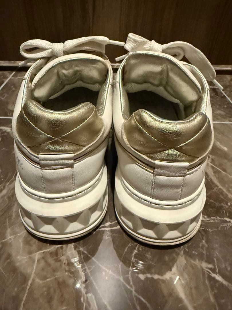 VALENTINOワンスタッズ カーフスキン ロートップスニーカーサイズ23cm