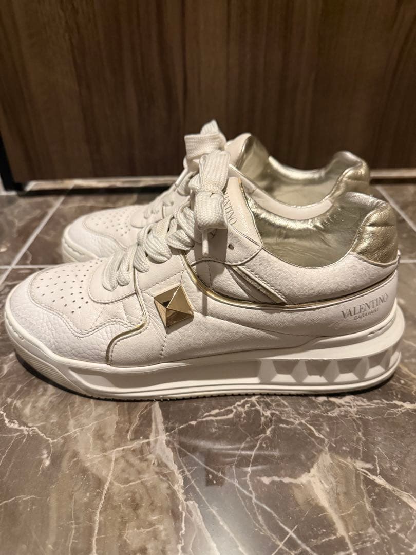 VALENTINOワンスタッズ カーフスキン ロートップスニーカーサイズ23cm