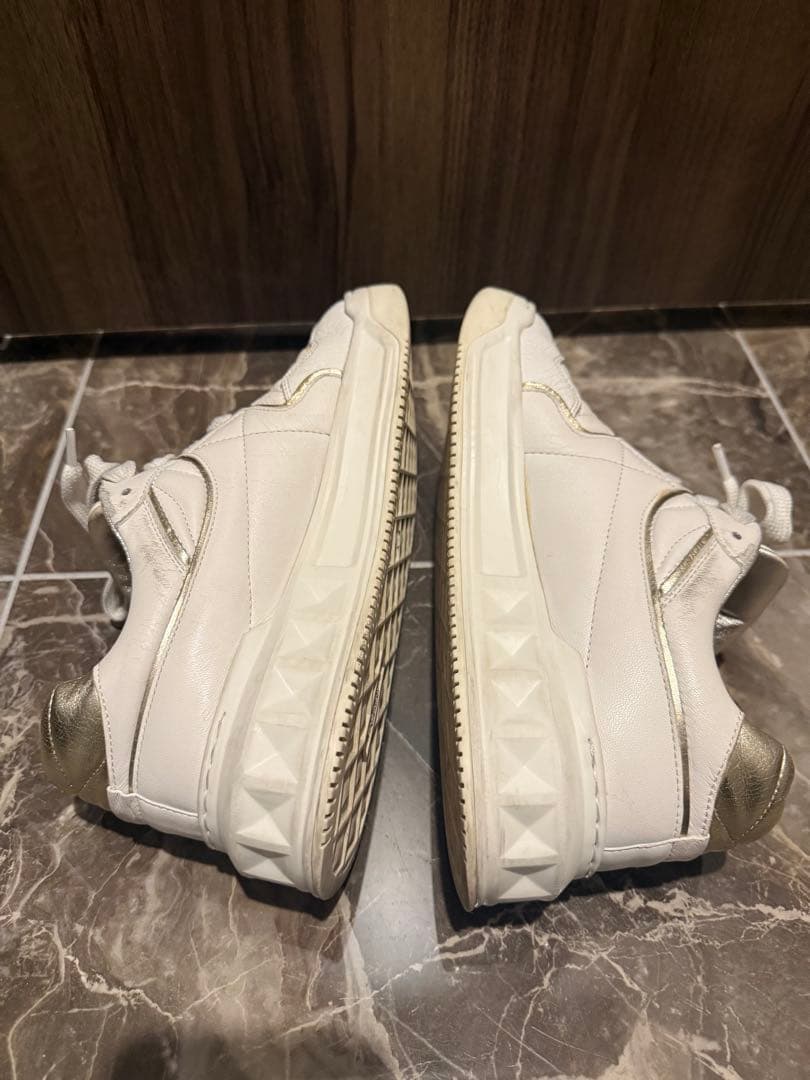 VALENTINOワンスタッズ カーフスキン ロートップスニーカーサイズ23cm