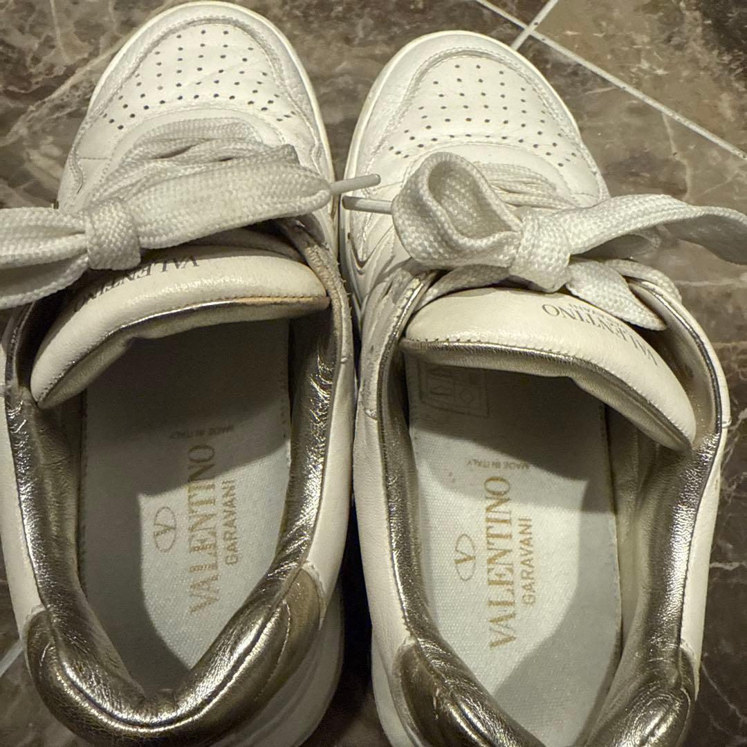 VALENTINOワンスタッズ カーフスキン ロートップスニーカーサイズ23cm