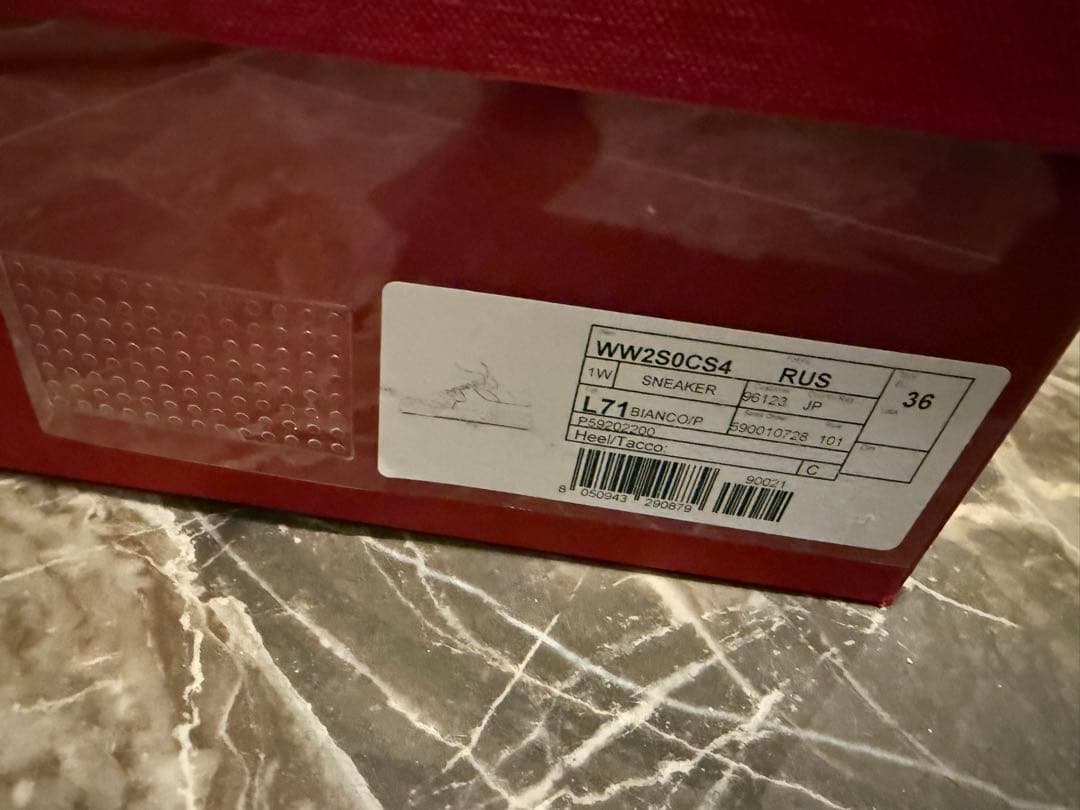 VALENTINOワンスタッズ カーフスキン ロートップスニーカーサイズ23cm