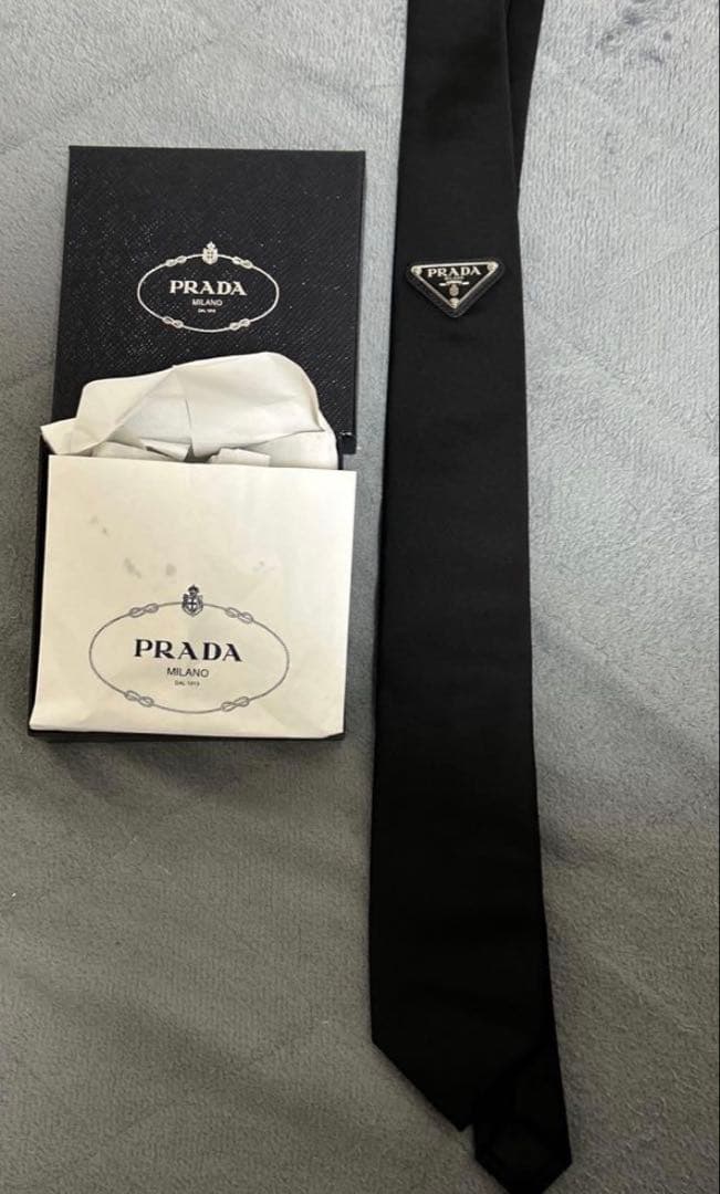 プラダ　ナイロンネクタイ　三角プレート