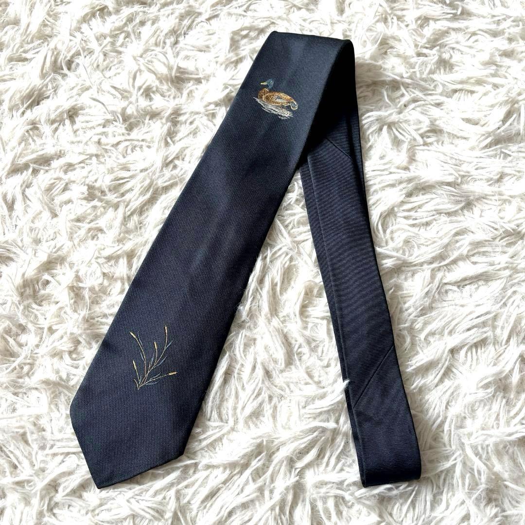 希少モデル美品　HERMES エルメス ネクタイ 鴨＆草刺繍 シルク100% 紺