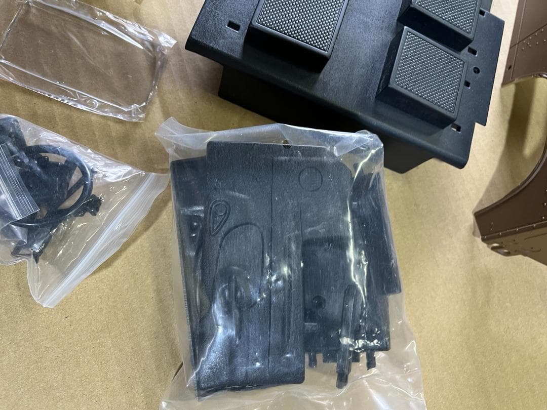 1/10クローラー用ディフェンダーボディ　ヘッドライトカバー片方欠品