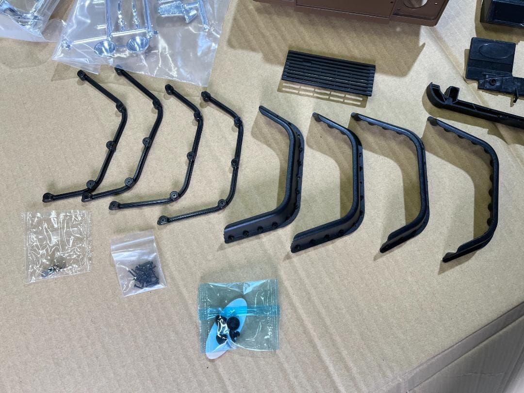 1/10クローラー用ディフェンダーボディ　ヘッドライトカバー片方欠品