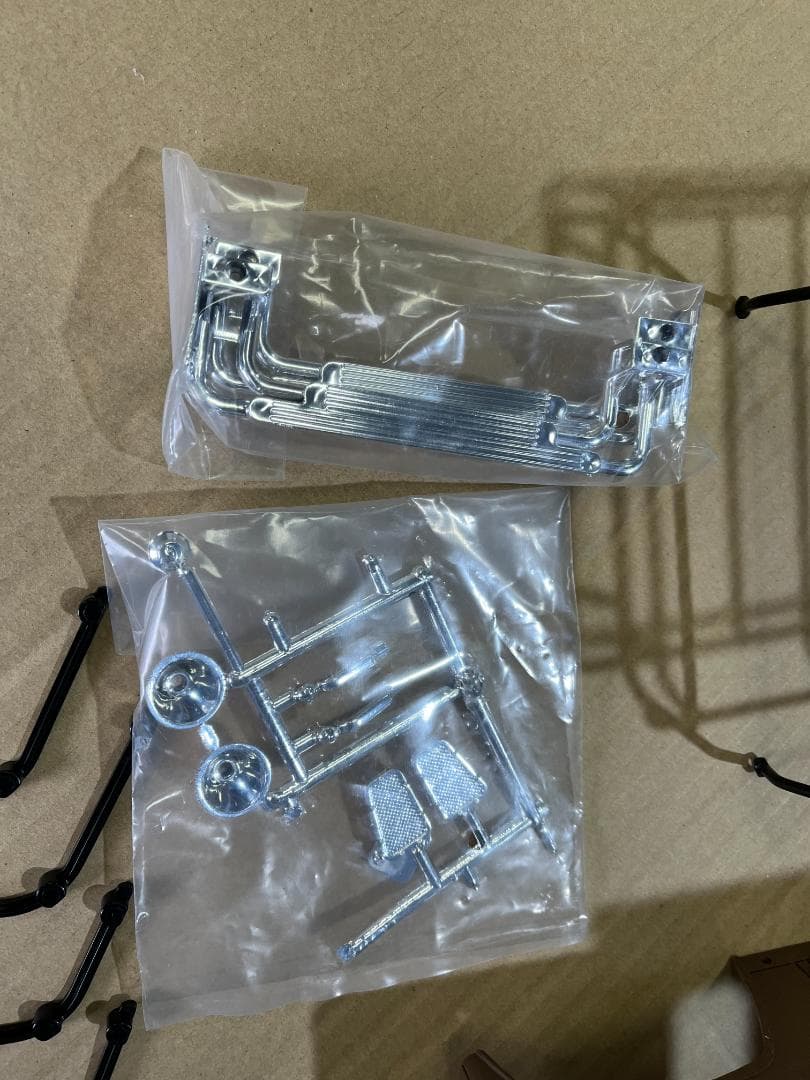 1/10クローラー用ディフェンダーボディ　ヘッドライトカバー片方欠品