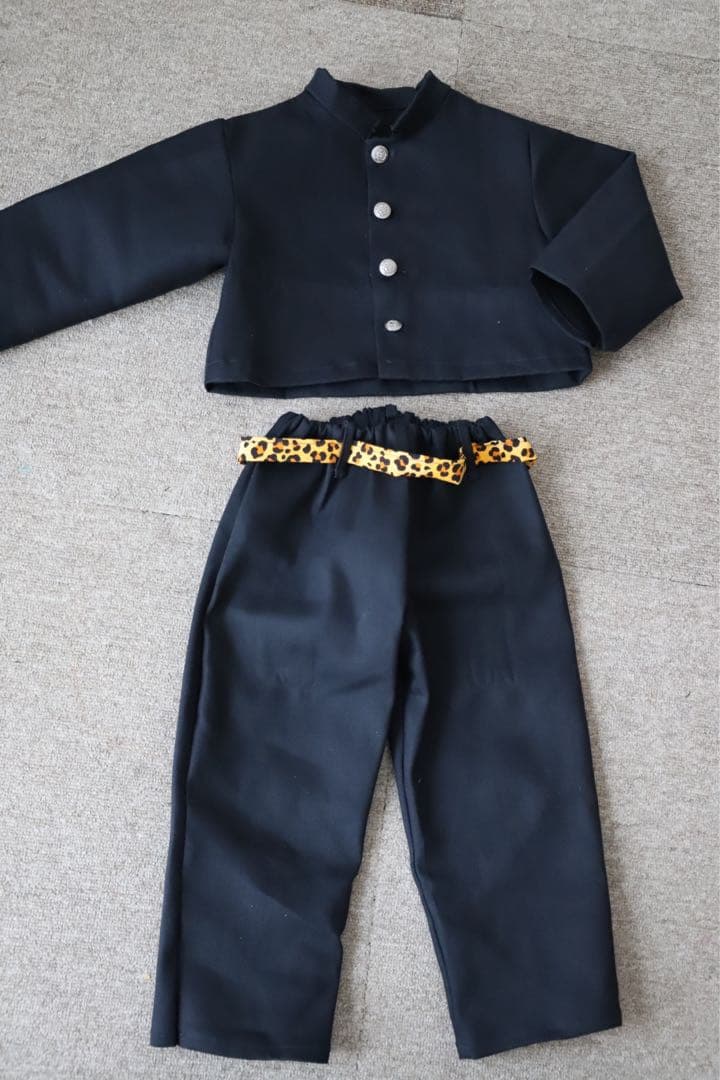 140.赤短ラン、タックズボン裾広め、ベルト白