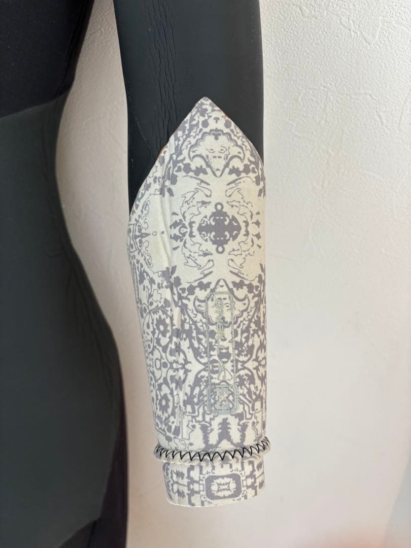 O'NEILL セミドライ バックジップ 5×3 mm MSサイズ