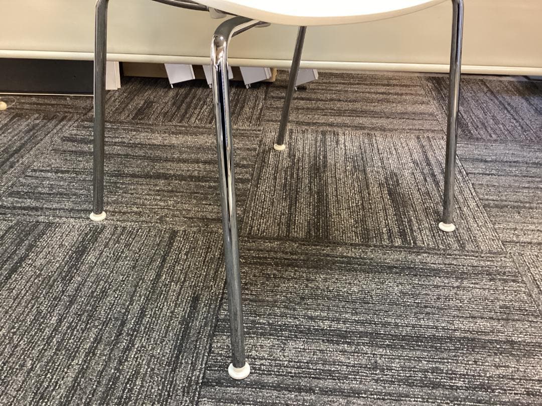 ２脚セット　ヴィトラ　ハルチューブ　ホワイト系　スタッキング　ミーティング B