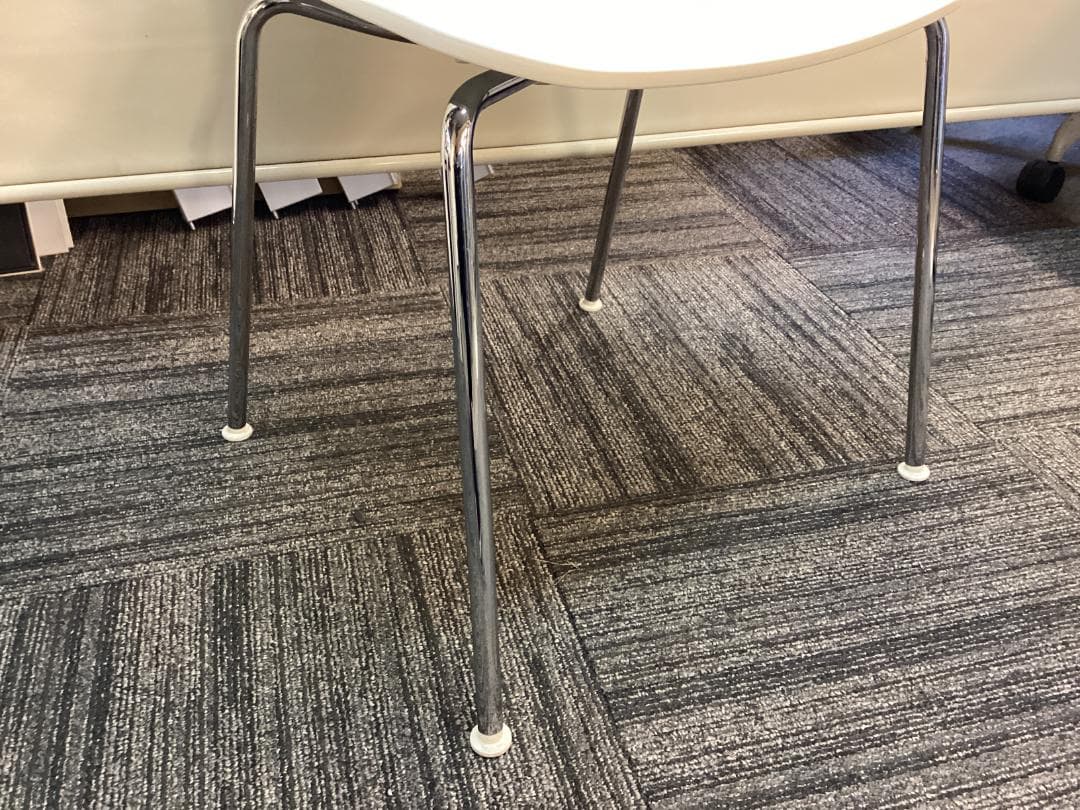 ２脚セット　ヴィトラ　ハルチューブ　ホワイト系　スタッキング　ミーティング B