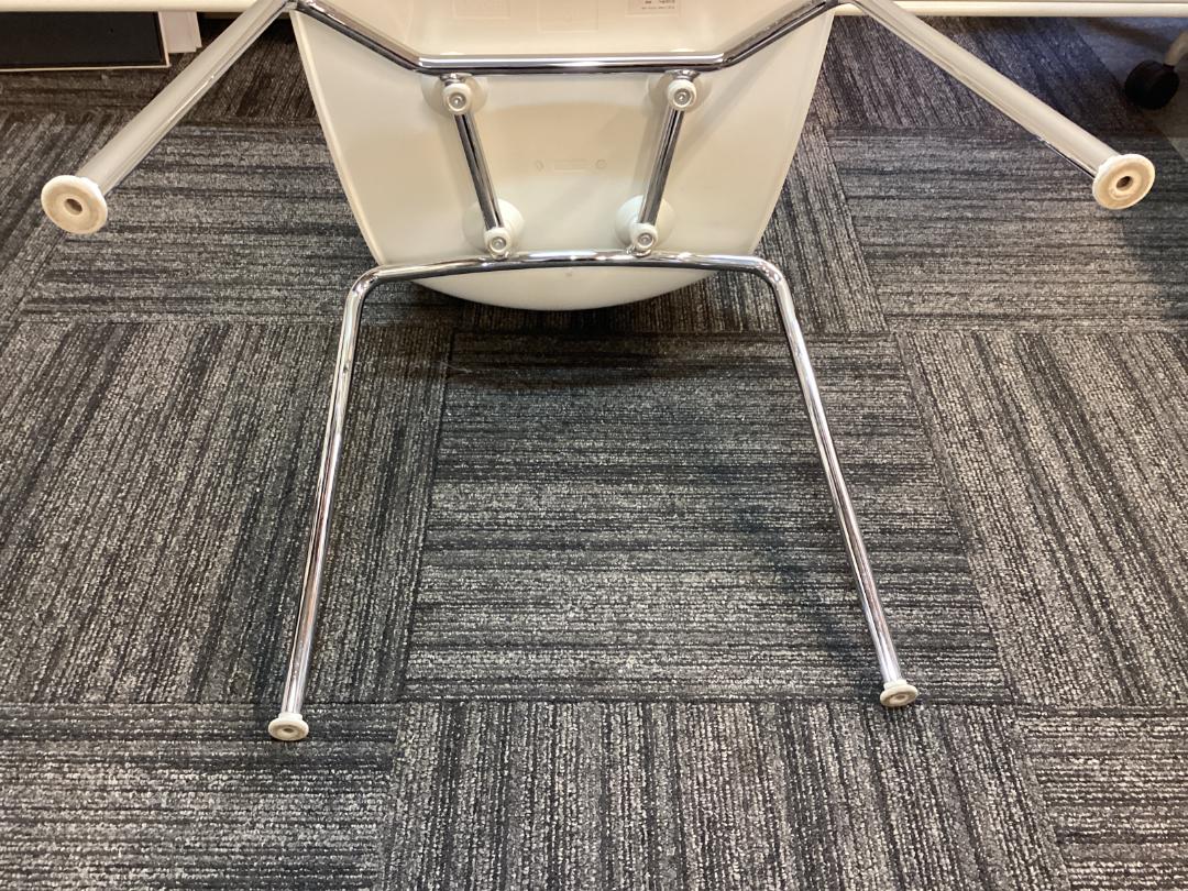 ２脚セット　ヴィトラ　ハルチューブ　ホワイト系　スタッキング　ミーティング B