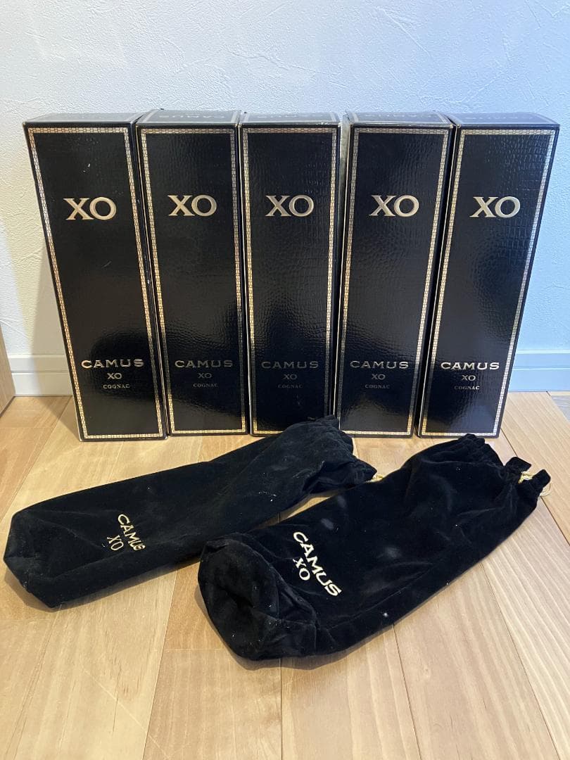 CAMUS XO（700ml）ロングネックの5本セット、おまけ付き。