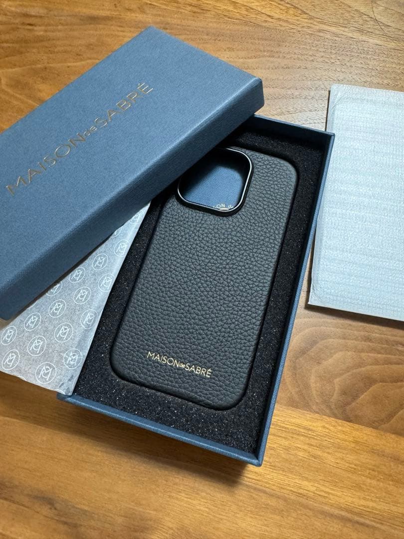 MAISON de SABRÉ スマホケース 黒 iPhone15Pro 対応