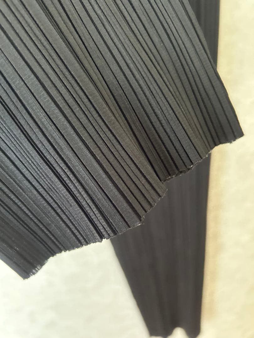 ブラック プリーツパンツ カットオフ裾