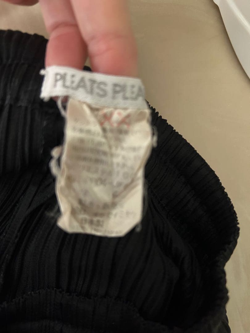 ブラック プリーツパンツ カットオフ裾