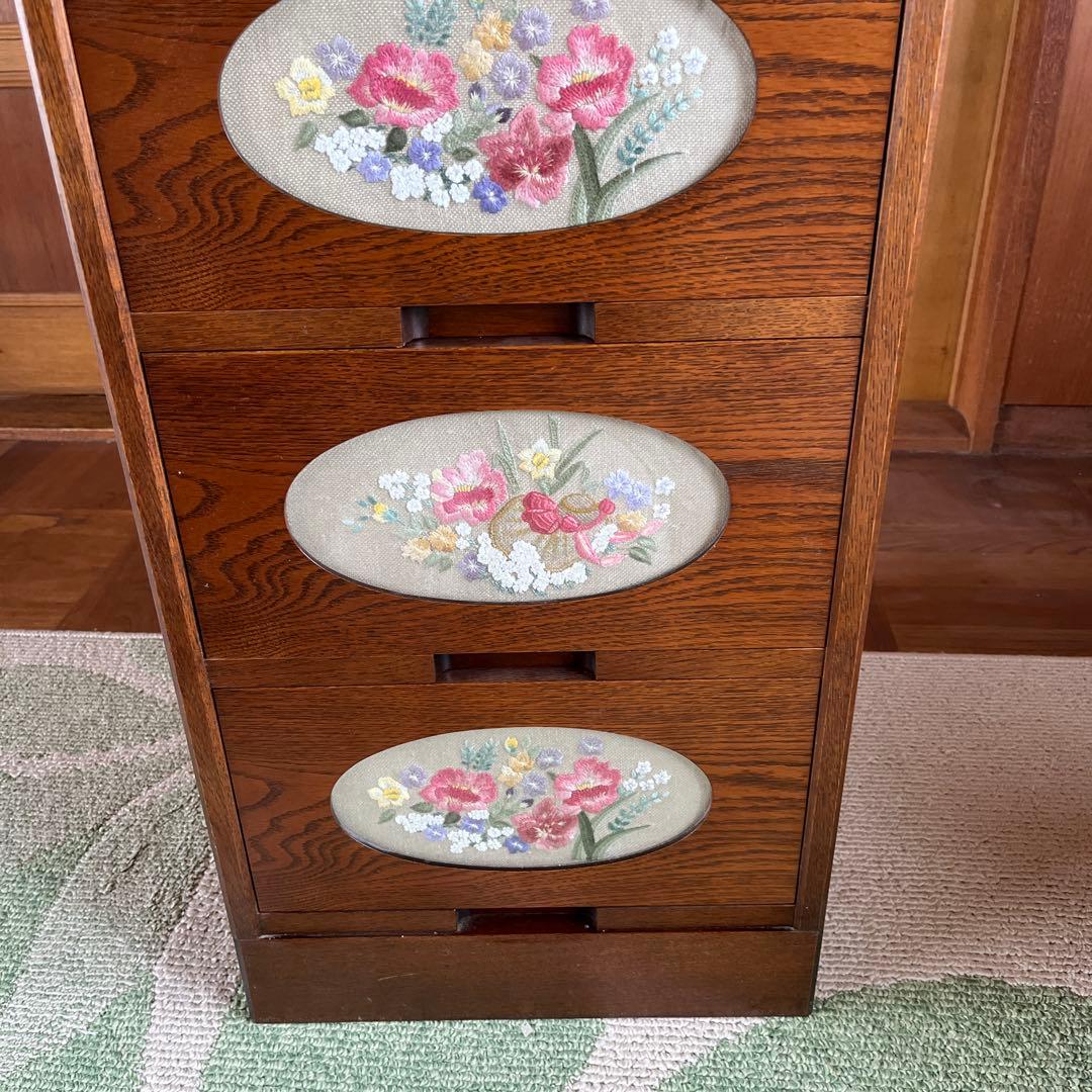 戸塚さ刺繍　木製花柄5段チェスト