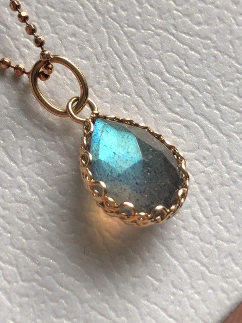 美品❤️アガット K10 ラブラドライト チャーム　◇幻想的な青い石です◇