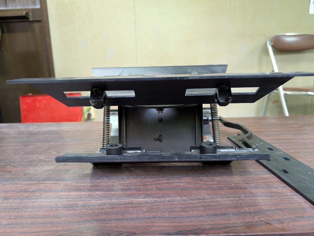 200系ハイエース　フロントシート180度回転 Tilt Swivel Seat