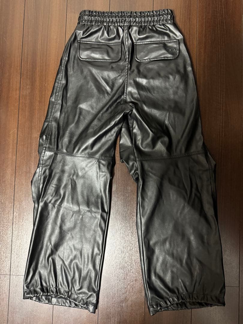 【美品】ディーゼル Dロゴ付ダーツ加工エコレザーパンツ D-MARTY-LTHF