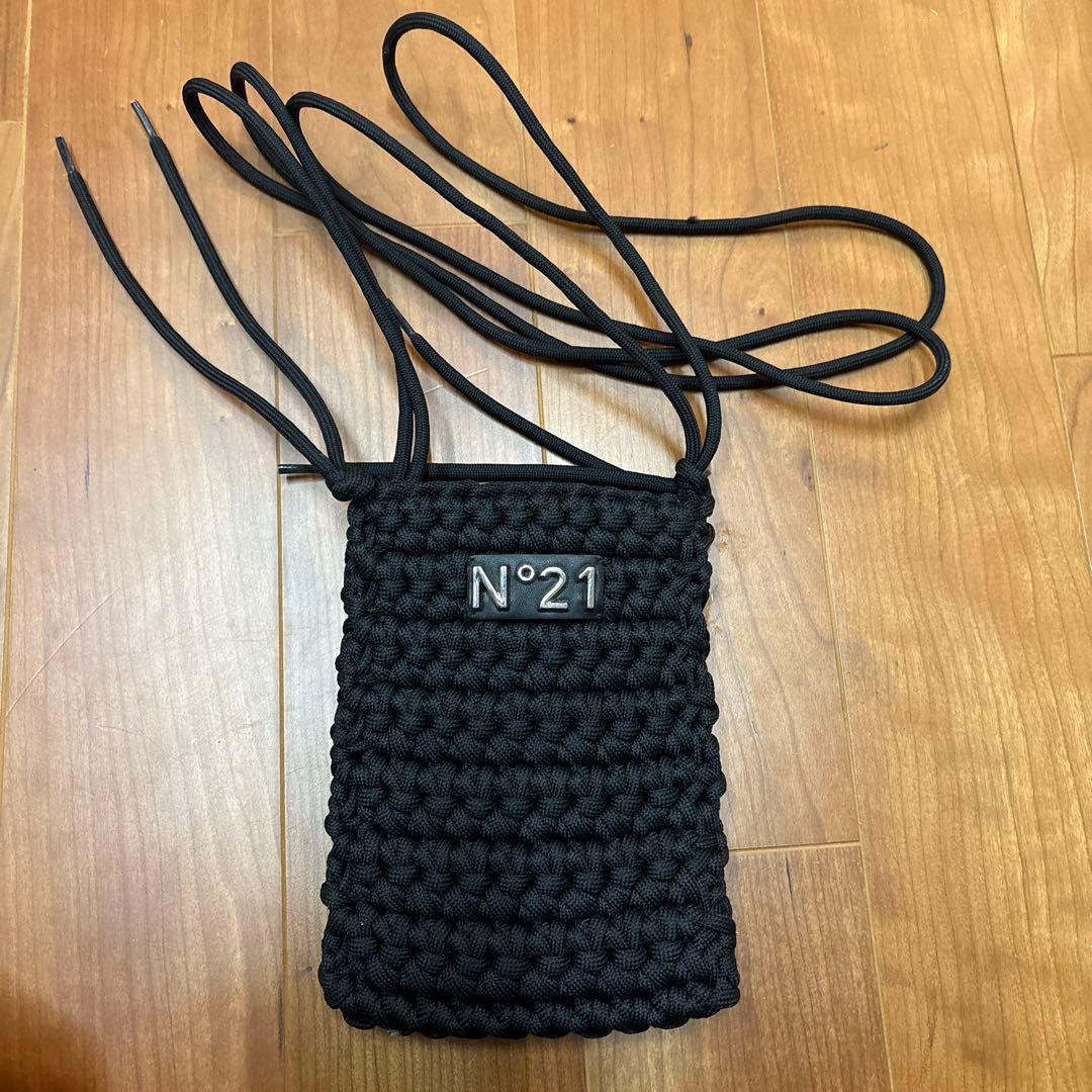 ヌメロ ヴェントゥーノ (N°21) のブラックのナイロン製ショルダーバッグ