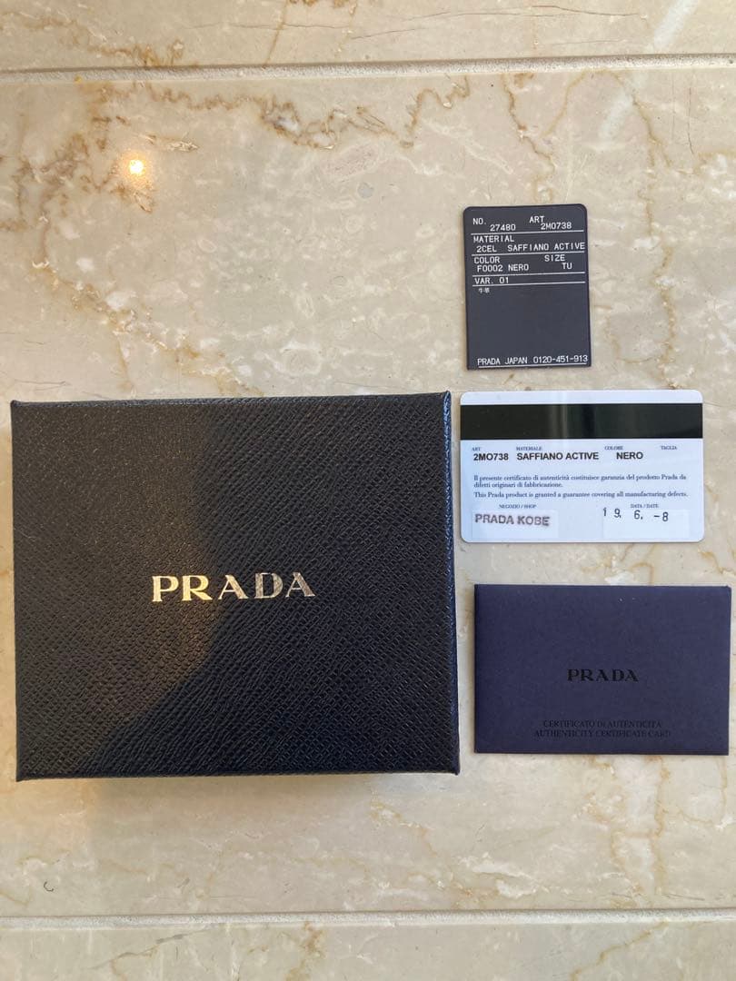 プラダ　サフィアーノ2つ折り財布