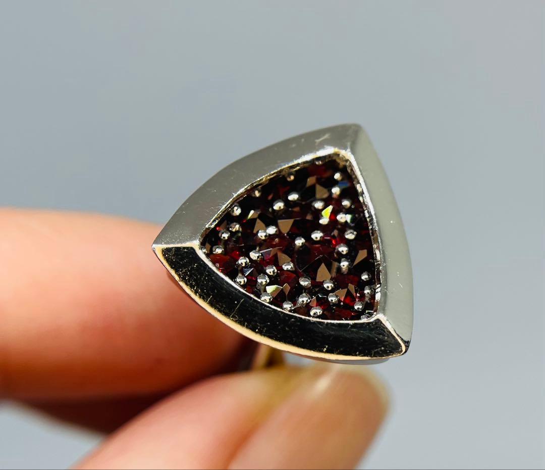 三角形デザイン カフリンクス パイロープガーネット シルバー仕上げ